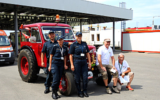 Zabytkowym ciągnikiem jadą na Mundial. Trzech Szwajcarów jest w drodze od prawie 2 tygodni Zabytkowym ciągnikiem jadą na Mundial. Trzech Szwajcarów jest w drodze od prawie 2 tygodni